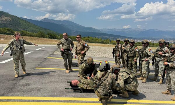 Ushtarët shqiptarë të KFOR-it kryejnë stërvitje në Pejë: Krah për krah me partnerët, të përgatitur për çdo sfidë
