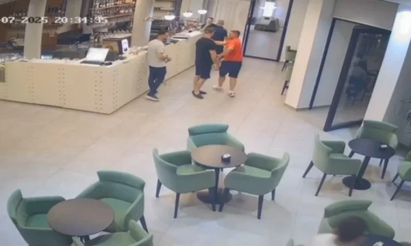 Pas dhunës ndaj kamarierit – pezullohet polici në Vlorë