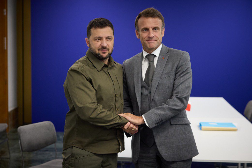 Zelensky flet me Macronin për furnizimet me raketa