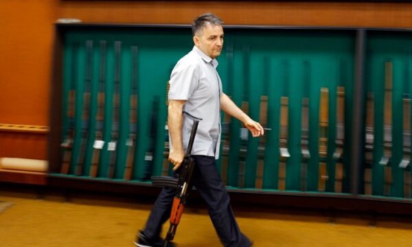 Tarifat amerikane rrezikojnë eksportin e armëve serbe