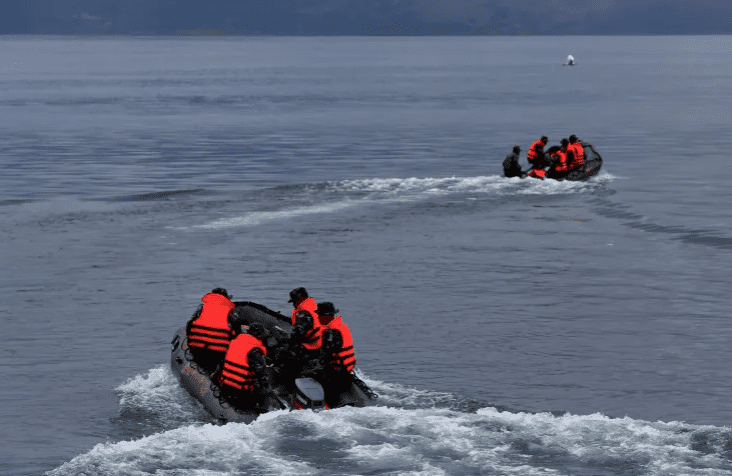 Përmbyset varka në Indonezi: Shtatë persona shpëtohen, 11 ende të zhdukur