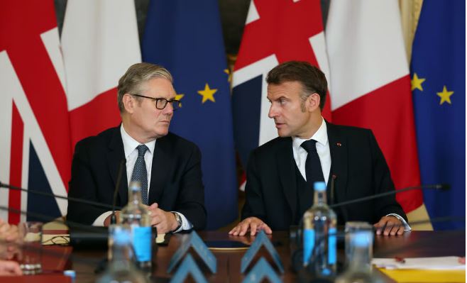 Starmer dhe Macron nënshkruajnë marrëveshje për migrim të kufizuar