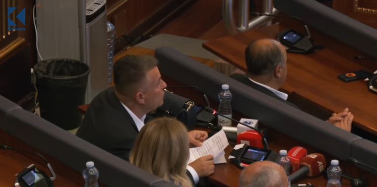 Demaku i PDK-së me kritika për Kurtin dhe deputetët e LVV-së