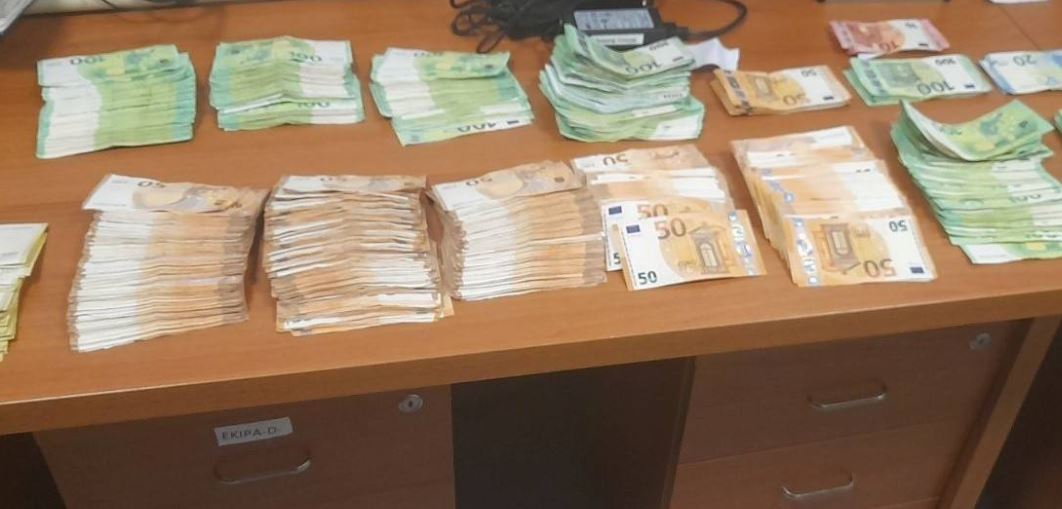 Sekuestrohen mbi 100 mijë euro të padeklaruara në Merdarë në veturën me targa serbe