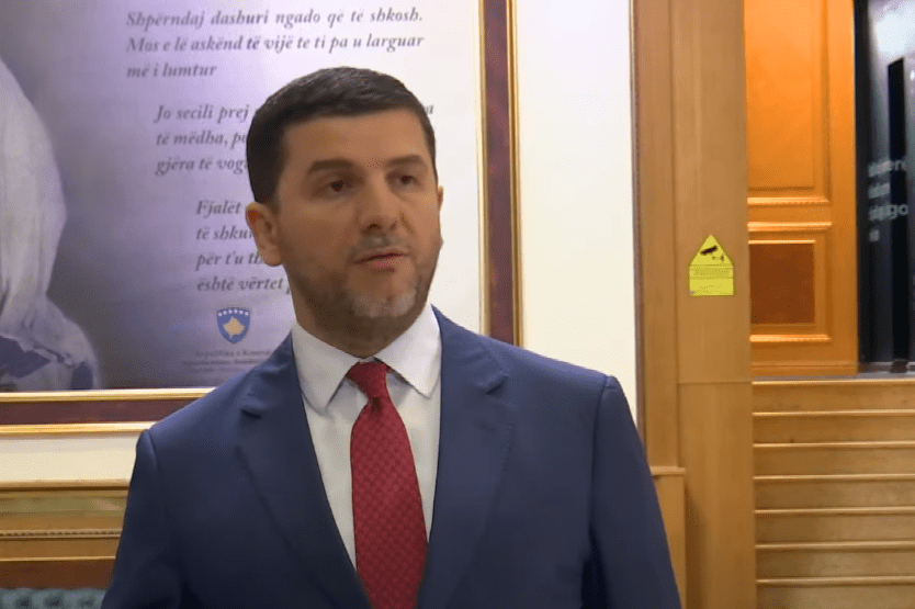 Krasniqi: Një marrëveshje eventuale VV-Nisma s’i bëjnë 61 vota – Kurti s’e propozon asnjëherë Limajn për kryeparlamentar