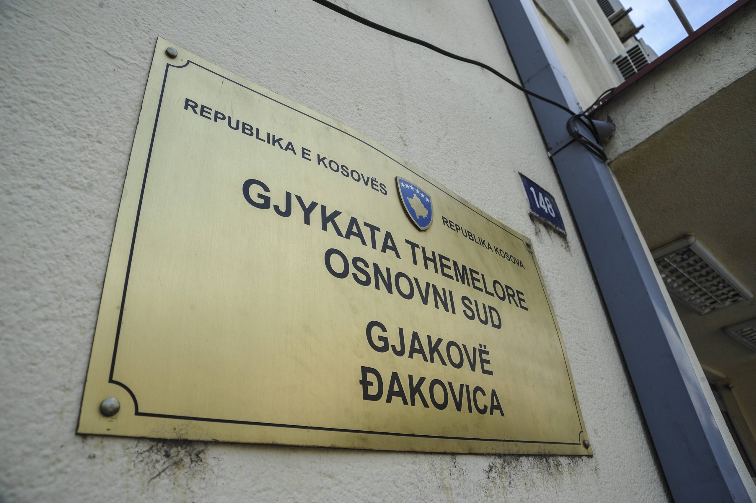 Një muaj arrest shtëpiak për katër ish-zyrtarë komunal në Gjakovë