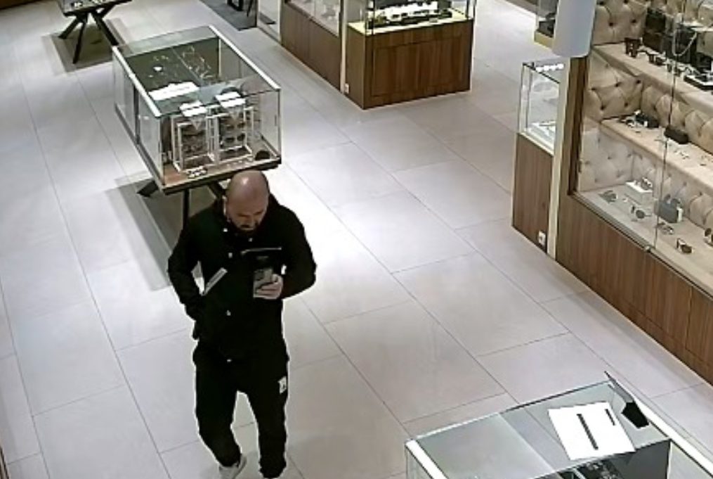 Policia kërkon bashkëpunim për identifikimin e një të dyshuari për vjedhje