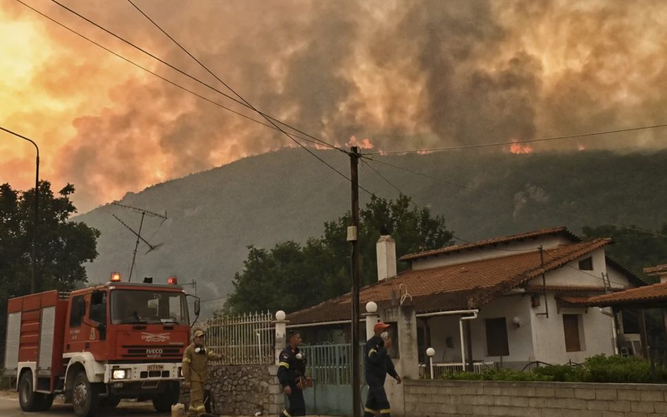 Greqi: Një zjarr i madh, disa fshatra duhet të evakuohen