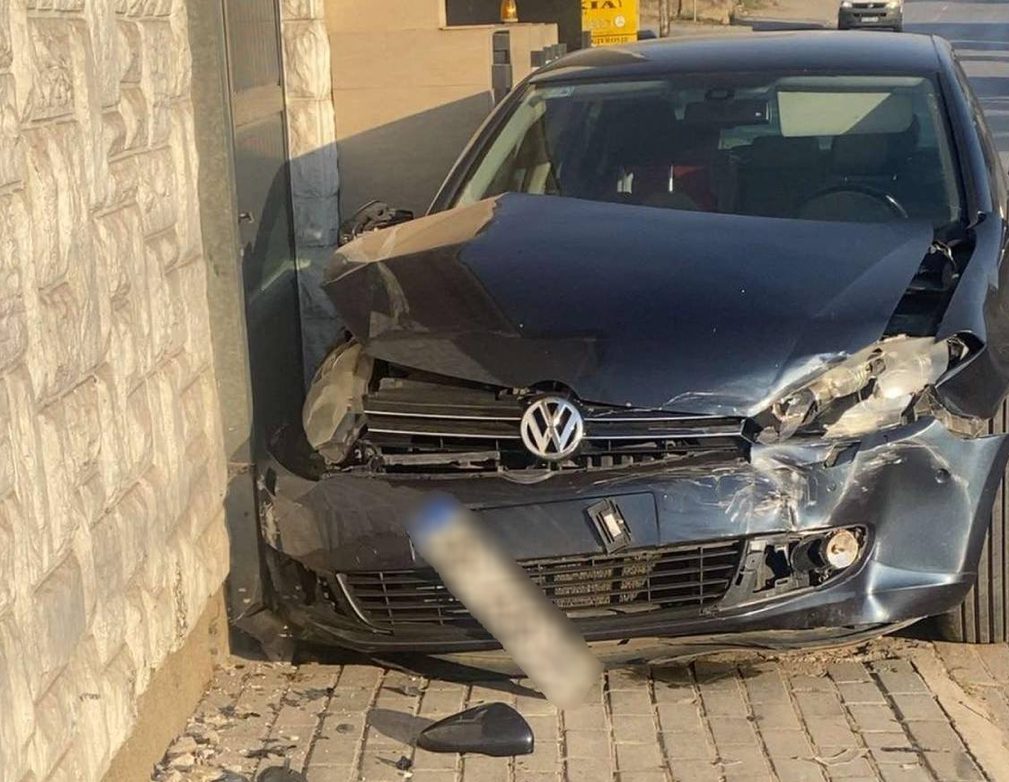 Gjilanasi thotë se ia goditën makinën e parkuar gjatë natës, u bën thirrje të dyshuarve të përgjigjen