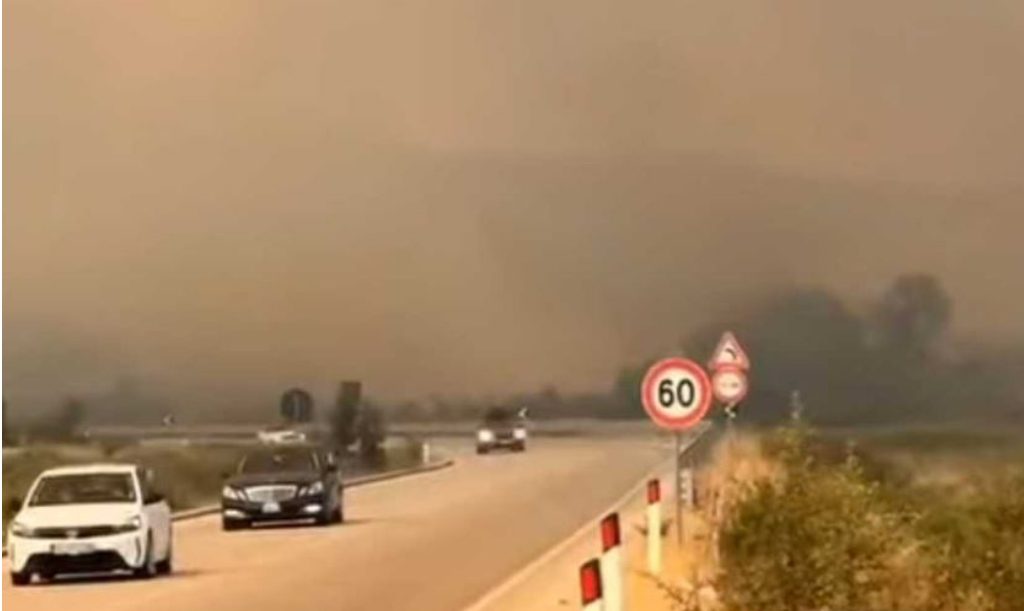 Marrin përmasa alarmante zjarret në Delvinë të Shqipërisë: Digjet Kisha dhe 11 shtëpi në Senicë