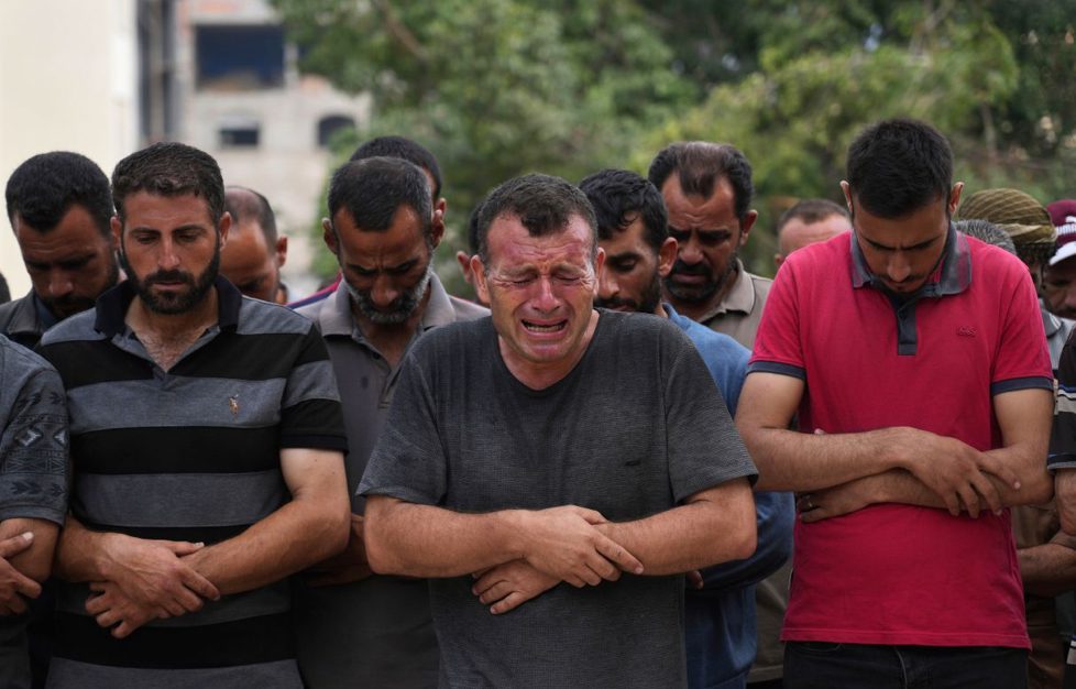 Vriten gjashtë persona dhe mbi 160 plagosen derisa po prisnin ndihma në Gaza