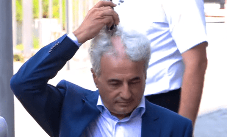 Avokati Arianit Koci qethet para Kuvendit si shenjë proteste ndaj bllokadës aktuale