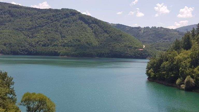 Vazhdojnë kërkimet për 33-vjeçarin që dyshohet se u mbyt në Liqenin e Ujmanit