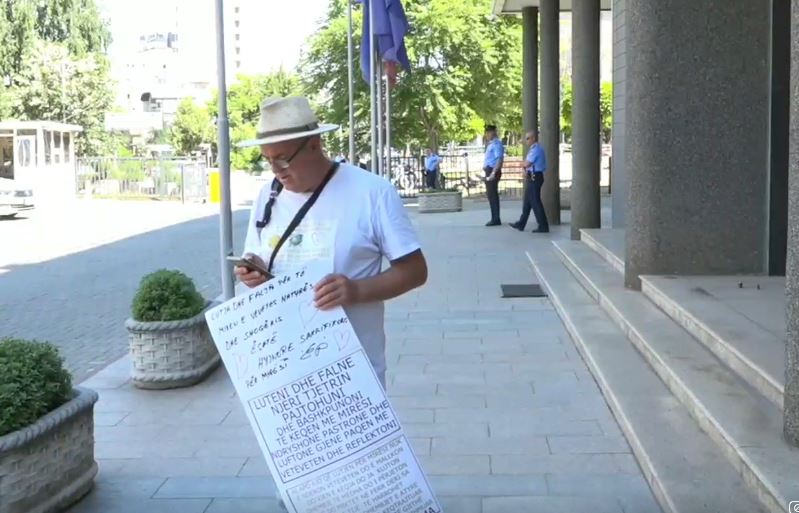 Qytetari proteston para Kuvendit, kërkon ta që deputetët ta falin njëri-tjetrin