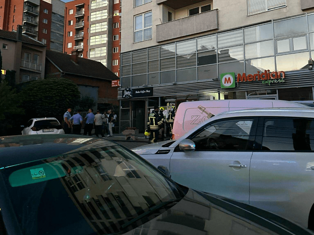 Merr flakë një dyqan në Emshir të Prishtinës, zjarrfikësit në vendngjarje