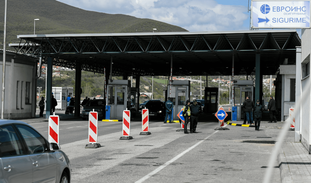 Ndalet qarkullimi në pikën kufitare në Han të Elezit, shkak zjarret