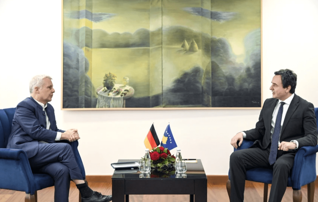 Kurti flet me ambasadorin gjerman rreth situatës në Kuvend