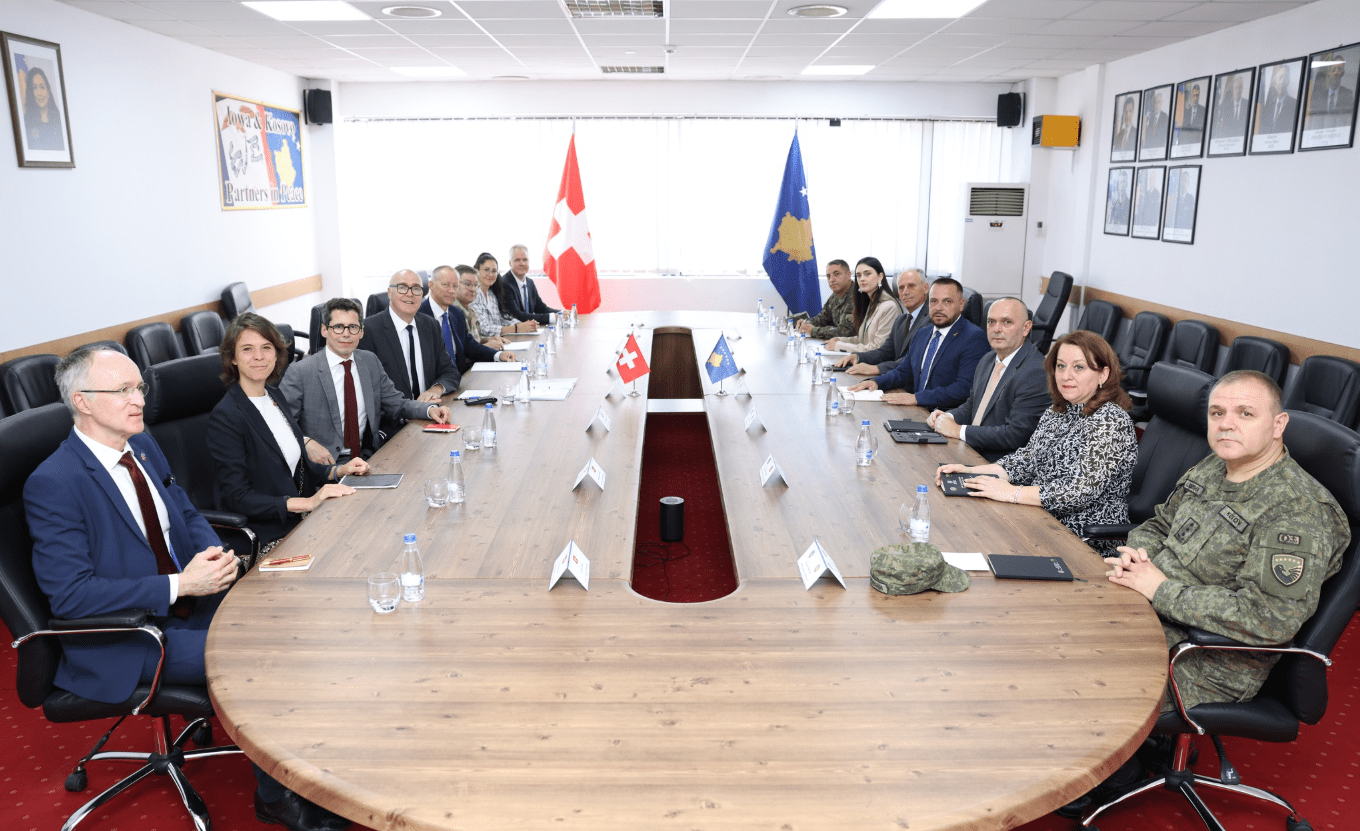 Maqedonci pret në takim homologun e tij zviceran, flasin për trajnim ushtarak mes dy vendeve