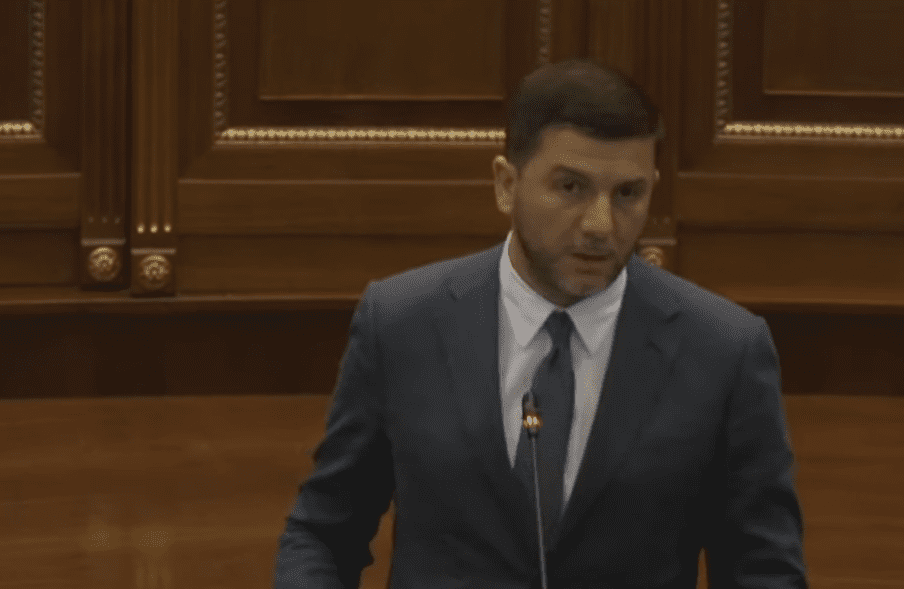 Krasniqi për VV-në e Kurtin: Do të hyjnë në histori si kasta e turpit, që bllokoi institucionet dhe degradoi vendin