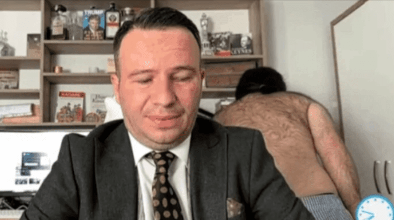 Moment i sikletshëm në televizion – Një i zhveshur ia ndërpret intervistën avokatit 