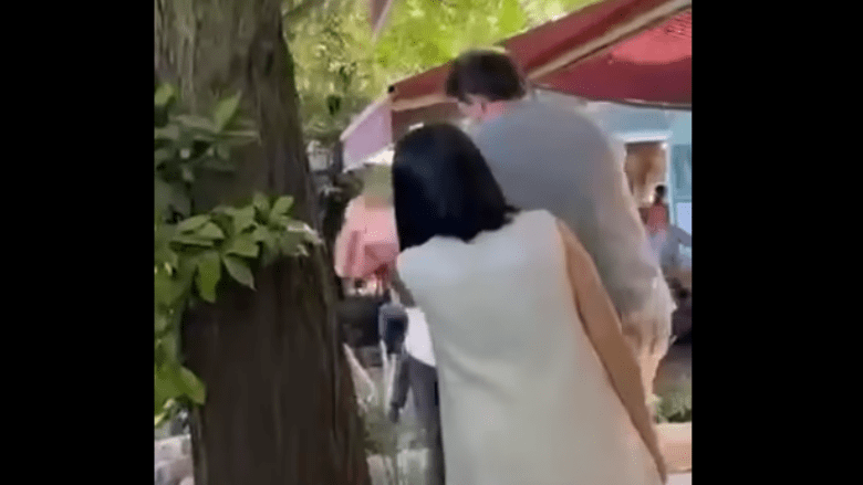 Një qytetar përplaset verbalisht me Fitore Pacollin, e quan “hajne”