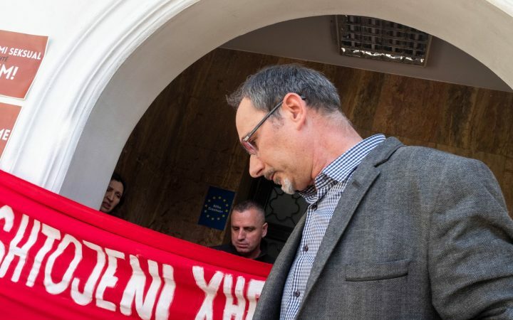 Profesori Krasniqi thotë se është i pafajshëm për akuzën për ngacmim seksual