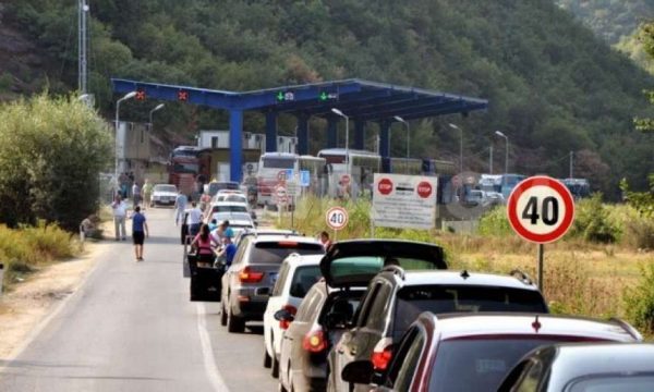 Mërgimtarët po vijnë, deri një orë pritje te “Dheu i Bardhë” për të hyrë në Kosovë