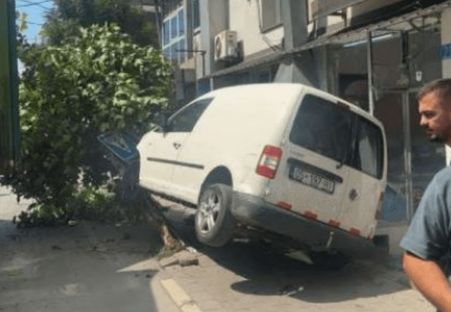 Ferizaj: Vetura përplaset në një lokal, lëndohet një person
