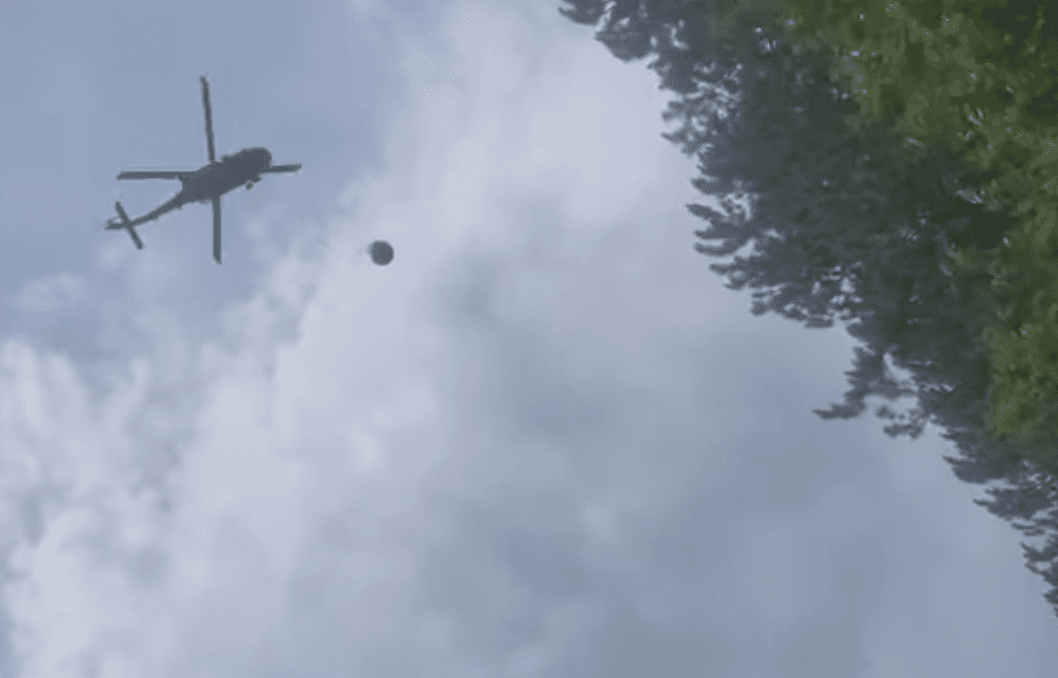 15 vatra aktive zjarri në Kosovë, KFOR-i ndërhyn me helikopter në Skenderaj