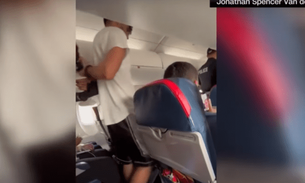 23 vjeçari shqiptar tenton ta hapë derën emergjente në mes të fluturimit, arrestohet pas uljes emergjente
