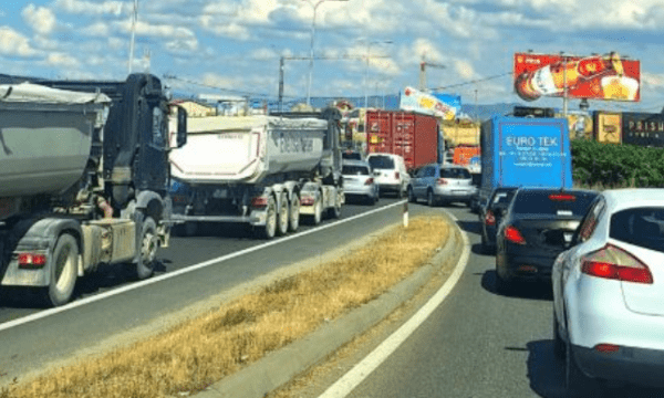 Aksidenti bllokon rrugën te Sllatina