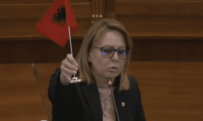 Bajrami thirrje deputetëve: Kurtit s’duhet t’ia lejojmë të mbështillet me flamurin kuqezi sa herë ka nevojë