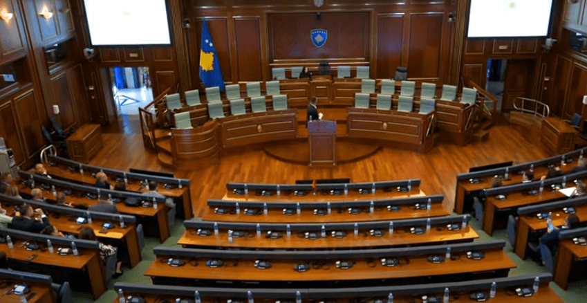Deputetët e opozitës nuk e lëshojnë Kuvendin