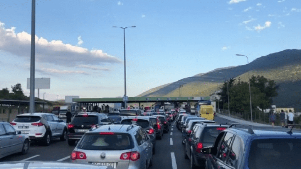 Mbi 300 mijë kosovarë kaluan nga Morina gjatë dy javëve të fundit për pushime në Shqipëri