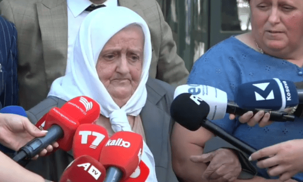 Dënimi i Pleskoviqit për krime lufte, nëna e viktimave: Mi ka mbyt dy djem, 29 vjet i kanë pasë