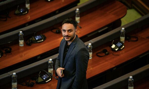 Paris Guri – VV-së: Qetsohuni more se i keni do vjet, mos bëni si fmija