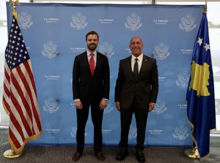 Haradinaj takohet me zyrtarin e lartë të DASH-it: Aleanca me SHBA-në është e përjetshme