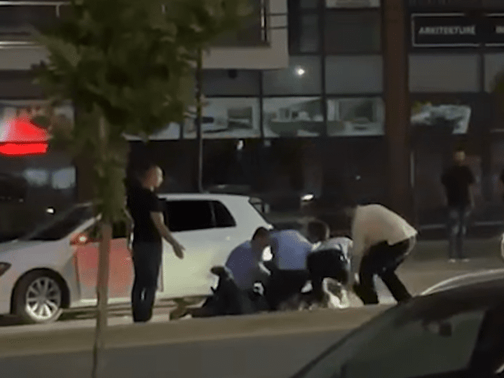 Publikohet momenti i arrestimit të 27-vjeçarit në Lipjan, i cili më pas vdiq