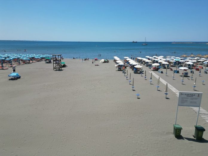 Turistëve po i leverdisin plazhet publike në Shëngjin