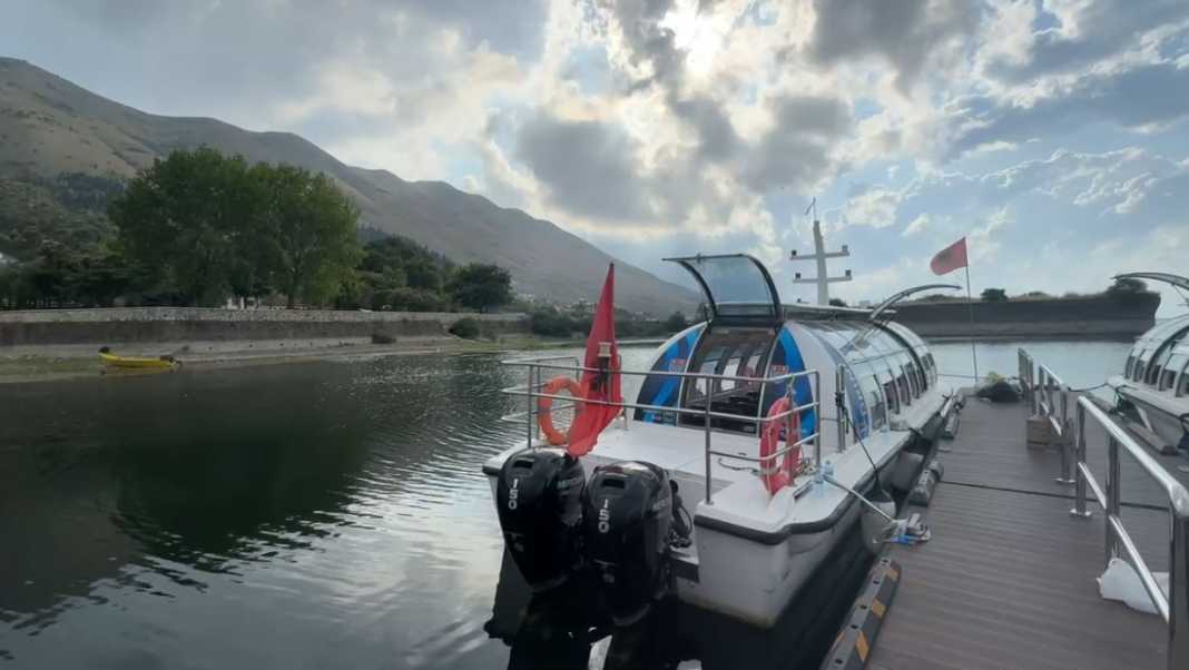 Shkodër: Në përpjekje për të shpëtuar dy turistë, dyshohet se është mbytur kapiteni i anijes turistike