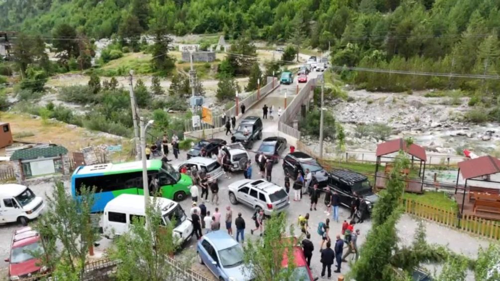 Incident në Theth të Shqipërisë, disa persona gjuajnë me molotov