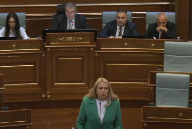 Kadrijaj ironizon me Albin Kurtin: AAK e ka kandidatin, por paska shku në pushime në Greqi