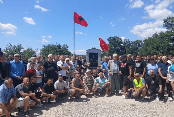 Shpaloset pllaka përkujtimore e Faton Hajrizit në 1 vjetorin e vdekjes së tij