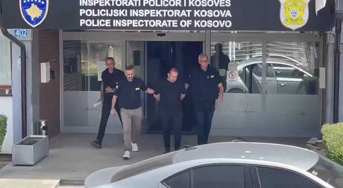 Eprori i Policisë së Kosovës i dyshuar për spiunazh, nxirret i prangosur nga IPK-ja