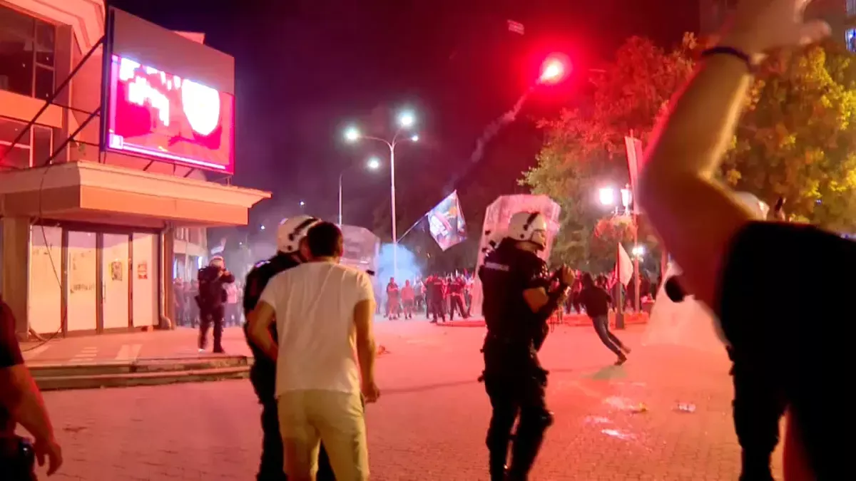Protesta antiqeveritare në Serbi: Dhunë ndaj protestuesve dhe shumë të arrestuar