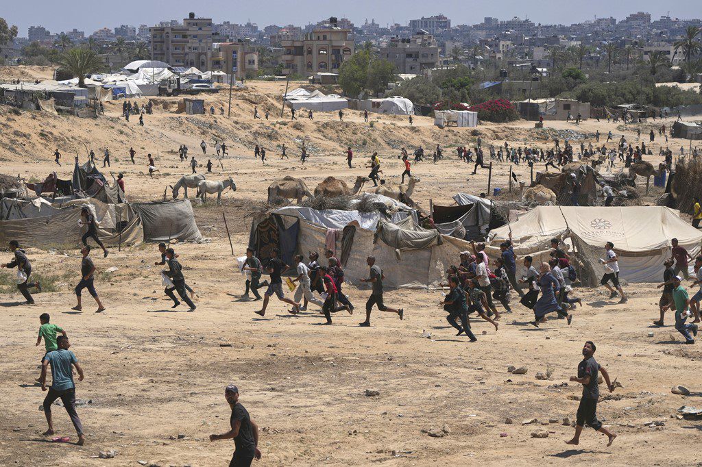 Palestinezët vrapojnë të marrin ndihmat e dërguara nga ajri