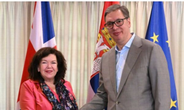 Tensionet Kosovë-Serbi, emisarja britanike pas Kurtit flet në telefon edhe me Vuçiqin