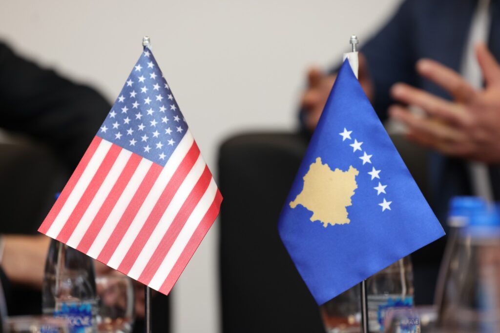 Ambasada amerikane: Ngërçi politik po i kushton Kosovës, udhëheqësit duhet ta prioritizojnë progresin dhe stabilitetin