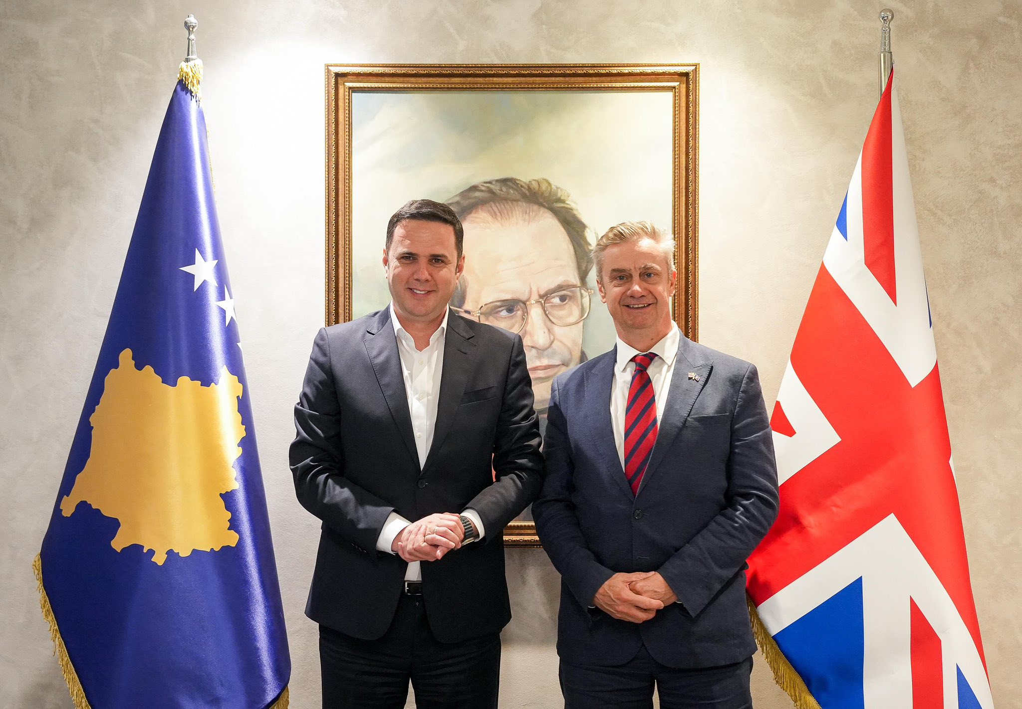 Abdixhiku takohet me ambasadorin britanik