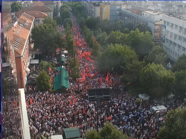Lladrovci e Lushtaku afër njëri-tjetrit në protestën kundër Speciales